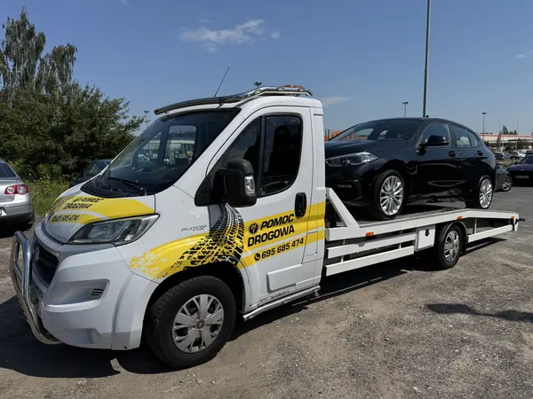 Laweta Viking Auto z holowanym samochodem osobowym