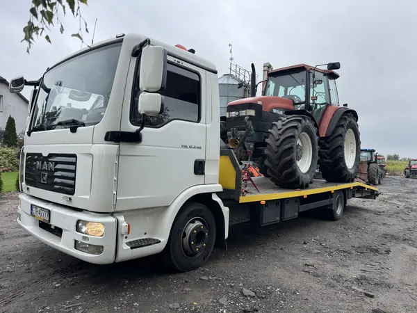 Laweta Viking Auto przewożąca ciągnik rolniczy